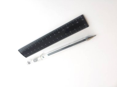 Cetvel plastik ve ahşap ressam'ın kalem beyaz bir arka plan üzerinde