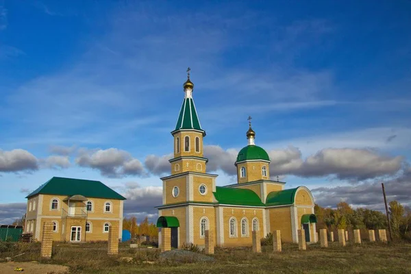 Vista de la iglesia del pueblo —  Fotos de Stock