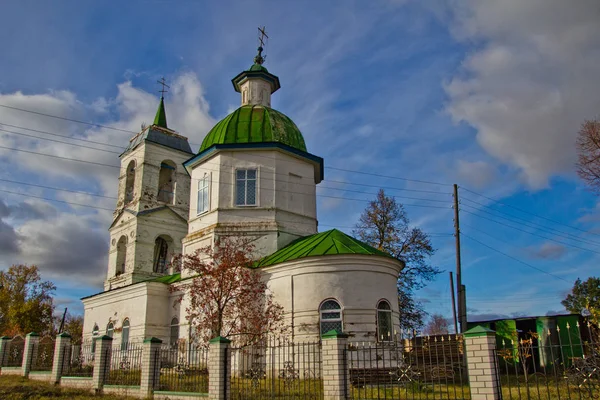 秋天风景与云彩在村庄教会在俄国 — 图库照片