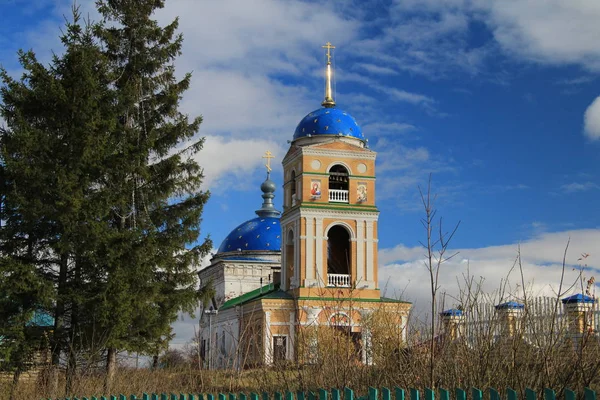 Veduta della chiesa del villaggio — Foto Stock