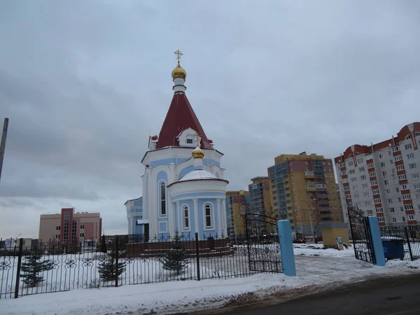 Зимний городской пейзаж с видом на церковь — стоковое фото
