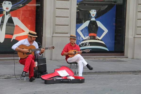Musiker spelar utanför i Florens — Stockfoto