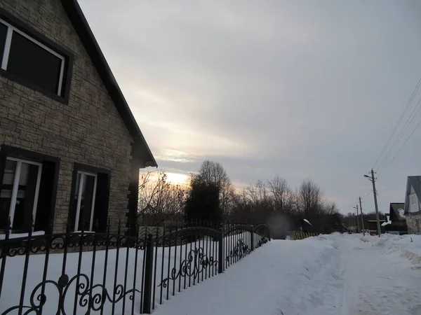 Pôr do sol de inverno em uma rua de aldeia — Fotografia de Stock