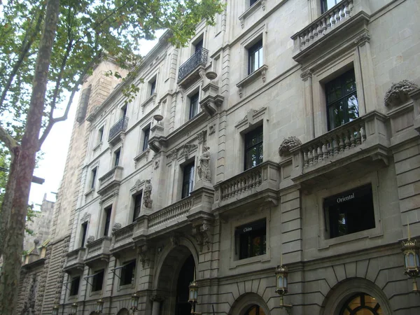 Vista de las hermosas casas en La Rambla en Barcelona — Foto de Stock