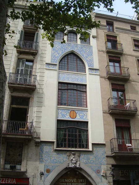 Vista de las hermosas casas en La Rambla en Barcelona — Foto de Stock