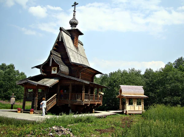 Capela de madeira em nome de Sérgio de Radonezh perto da cachoeira Gremyachiy Klyuch — Fotografia de Stock