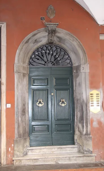 La puerta está bellamente enmarcada por un portal de piedra con una iluminación de arco y linterna — Foto de Stock