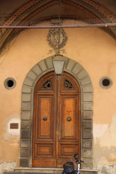 La puerta está bellamente enmarcada por un portal de piedra con una iluminación de arco y linterna — Foto de Stock