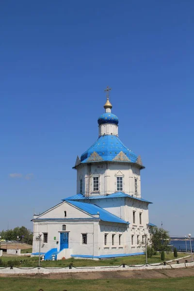 Paisagem de verão com vista para a Igreja da Assunção — Fotografia de Stock