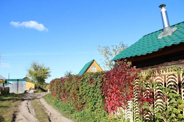 Пейзаж с сельской дорогой — стоковое фото