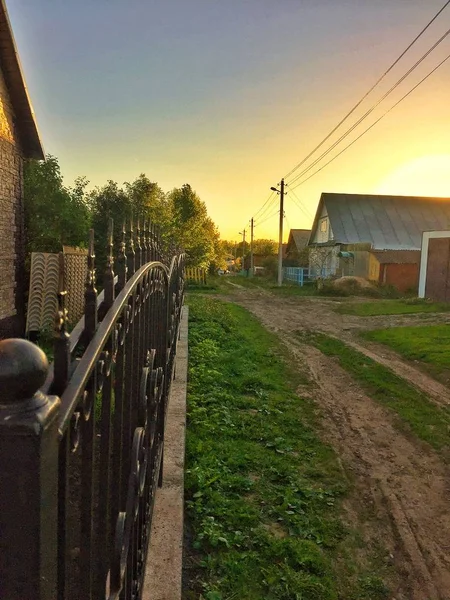 Летний закат на деревенской улице — стоковое фото