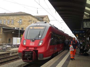Bamberg tren istasyonunda tren geldiğinde