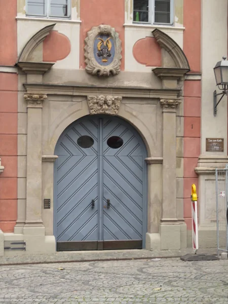 Monumentale poort met een bas-reliëf — Stockfoto