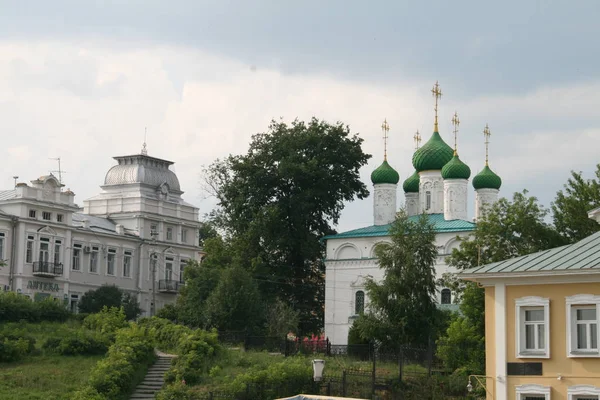 Городской летний пейзаж с видом на церковь — стоковое фото