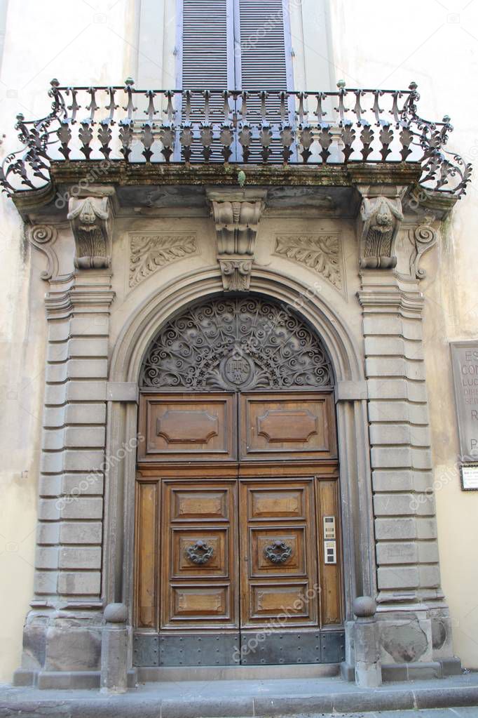 architecturally decorated entrance with a balcony