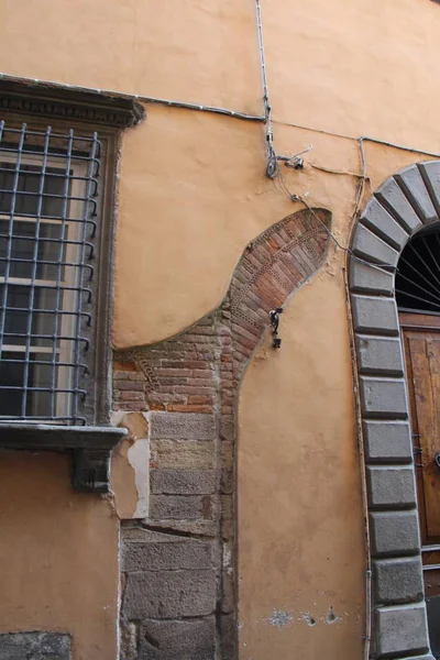 Fragmento da antiga parede de um edifício em Lucca, Itália — Fotografia de Stock