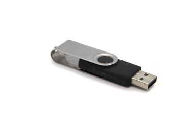 Beyaz arkaplandaki usb flash diski