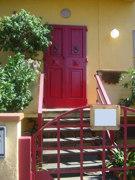 Puerta de madera roja — Foto de Stock