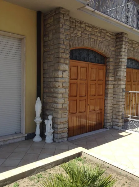 Ahşap kapı ve taş Portal