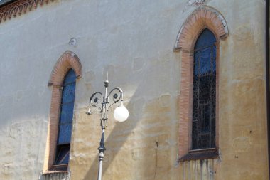 kemerli pencereler arasında fener