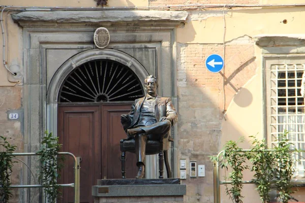 Monument to Giacomo Puccini — Stock Photo, Image