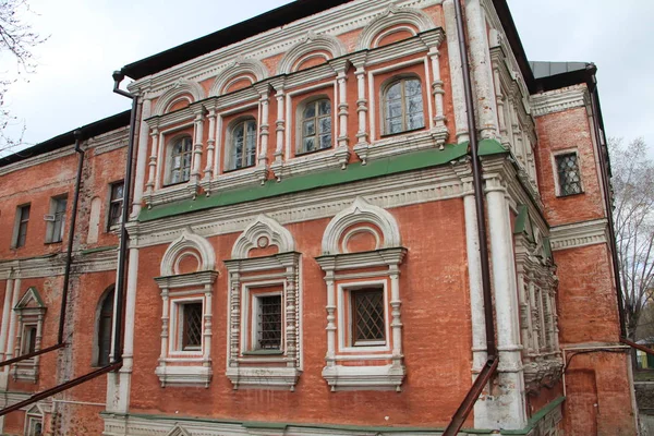 Architectural decoration of the windows of a building — Stock Photo, Image