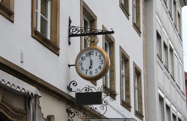 Relógio da cidade em um suporte de metal fundido — Fotografia de Stock