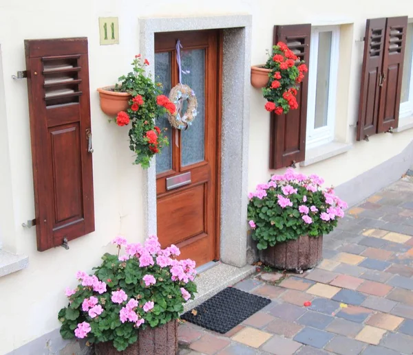 Вхідні двері з квітами — стокове фото
