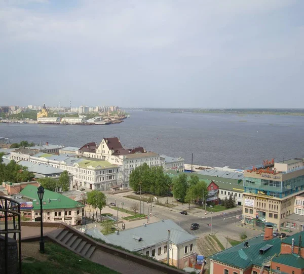 Utsikt över stads delen och floden Volga — Stockfoto