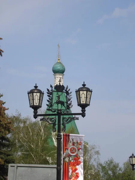 Lanterne d'éclairage et vue sur l'église — Photo