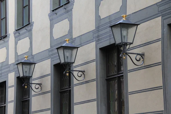 Осветительные фонари на стене здания — стоковое фото