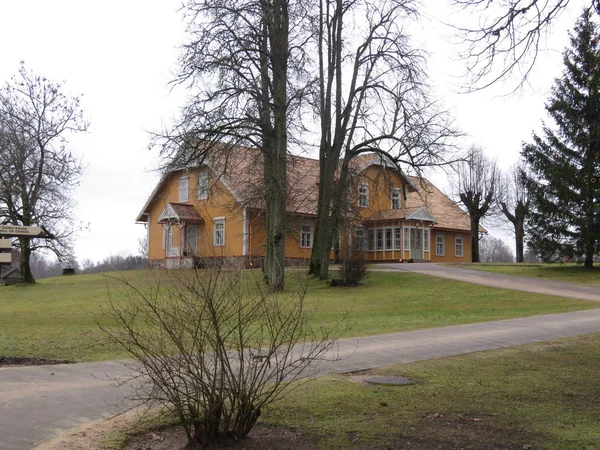 Paisagem rural com uma casa na Letónia . — Fotografia de Stock