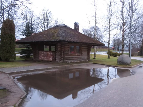 Lansekap dengan refleksi rumah dalam genangan air — Stok Foto
