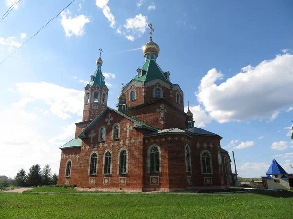 Spring landscape with a view of the rural church in Chuvashia, Russia — Stock Photo, Image