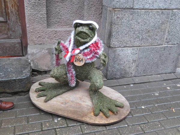 Estatuilla de rana en una calle de Riga — Foto de Stock