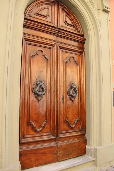 La puerta es amarilla en el arco — Foto de Stock