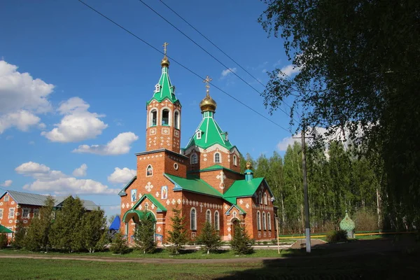 Pohled na kostel ve vesnici Toshi, Rusko — Stock fotografie