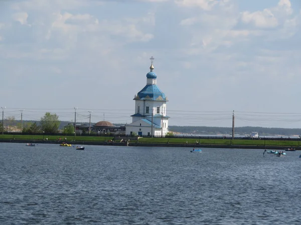 Panoráma s výhledem na kostel a záliv v chuvašii — Stock fotografie