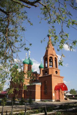 Komsomolskoye köyünde kiliseye bakan manzara , Rusya