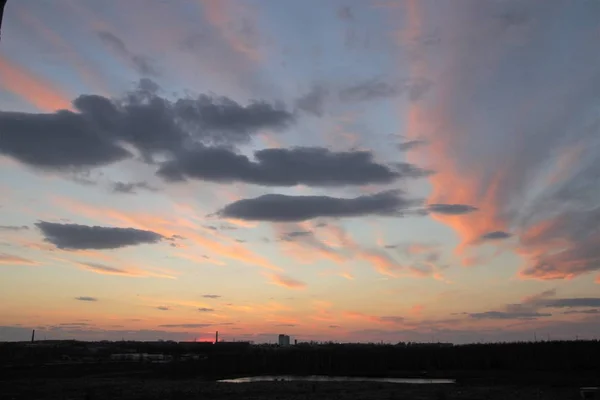 April Sonnenuntergang in der Stadt — Stockfoto