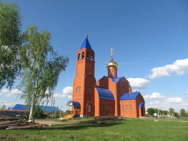 Jarní krajina s výhledem na kostel ve vesnici Batyrevo, Rusko — Stock fotografie