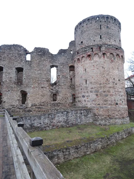 Pohled na starověký hrad ve městě Cesis — Stock fotografie