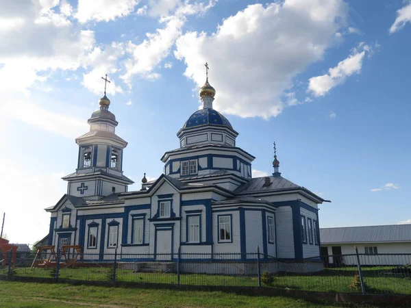 View of the village wooden church in the village of Lutsk Chuvashia — Stock Photo, Image