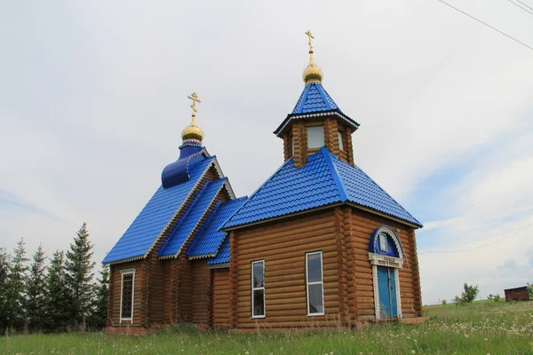 Uitzicht op de houten kerk van Inna, Pinna en Rimma in Rusland — Stockfoto