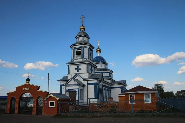 Вид на деревню деревянную церковь в с. Луцк Чувашия — стоковое фото