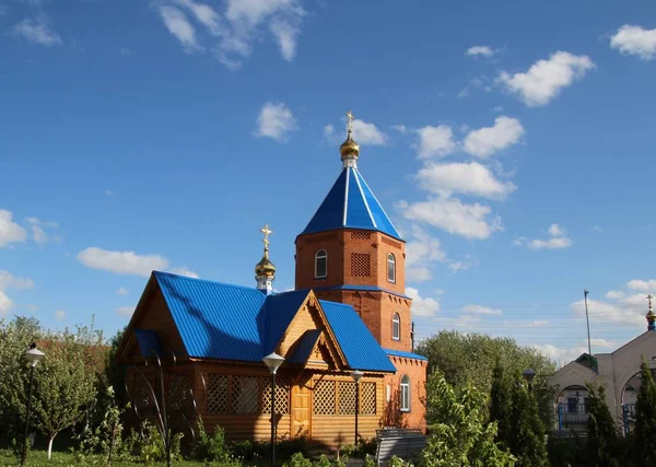 Widok na budynki Kościoła Kazańskiej Ikony Matki Bożej w miejscowości Malye Kibechi, Chuvashia — Zdjęcie stockowe