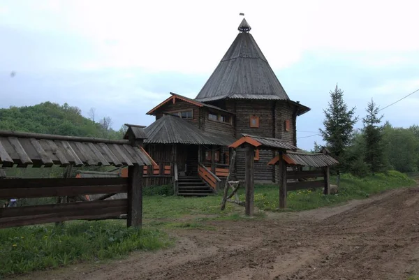 Mansões na aldeia de Svyatogorovo, Rússia — Fotografia de Stock