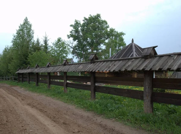 Utsikt över trästaketet i byn — Stockfoto