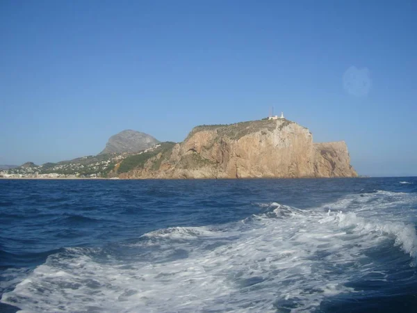 Paisaje marino con vistas a la roca — Foto de Stock
