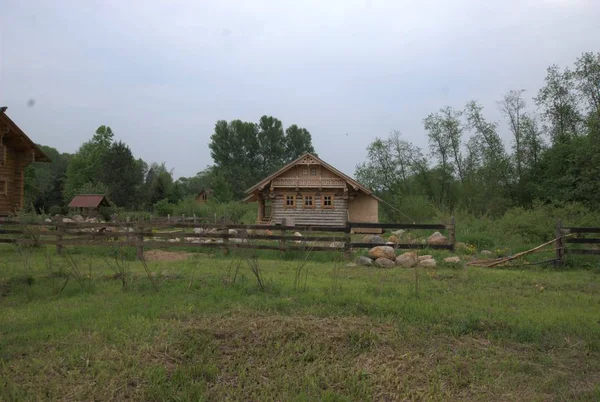 Köyde bir eve bakan manzara — Stok fotoğraf